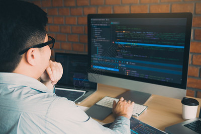 屏幕后的凝視 軟件開發者的視力健康與職業健康管理